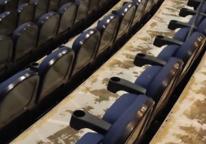 Укладка ковролина в кинотеатре